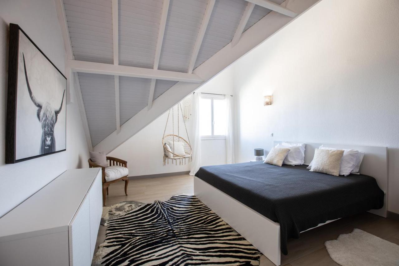 Stunning New Apartment With View Of Orient Bay Quarter of Orleans Extérieur photo